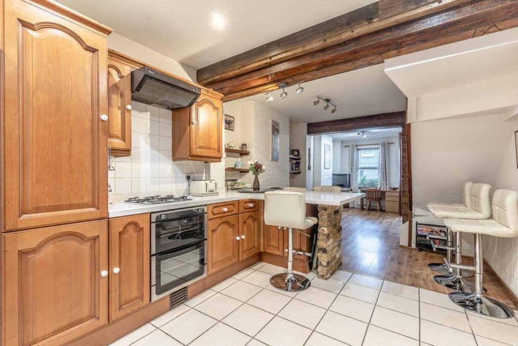 4 Bed 3 Baths In Central Windsor! Walk 2 All The Sights! Legoland 5 Min Drive Ngoại thất bức ảnh