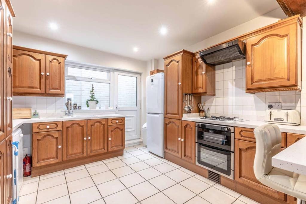 4 Bed 3 Baths In Central Windsor! Walk 2 All The Sights! Legoland 5 Min Drive Ngoại thất bức ảnh
